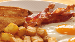 oeufs, toats, bacon, pommes de terres dans une assiette