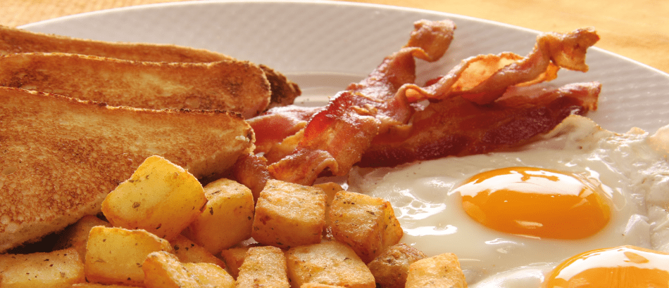 oeufs, toats, bacon, pommes de terres dans une assiette